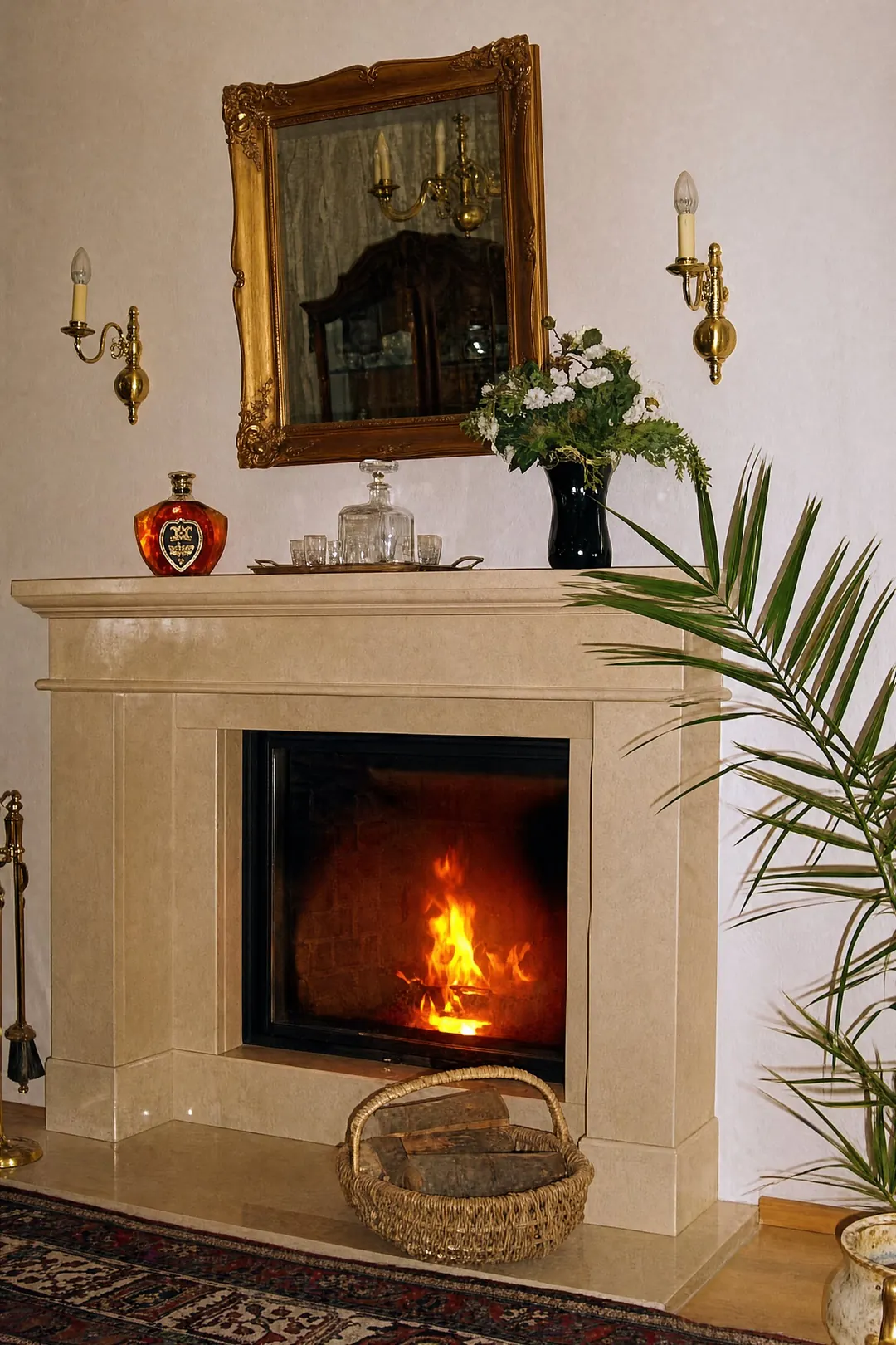Heizkamin mit heller Kalksteinverkleidung und Feuer im Wohnzimmer, gebaut von Griese Kaminbau