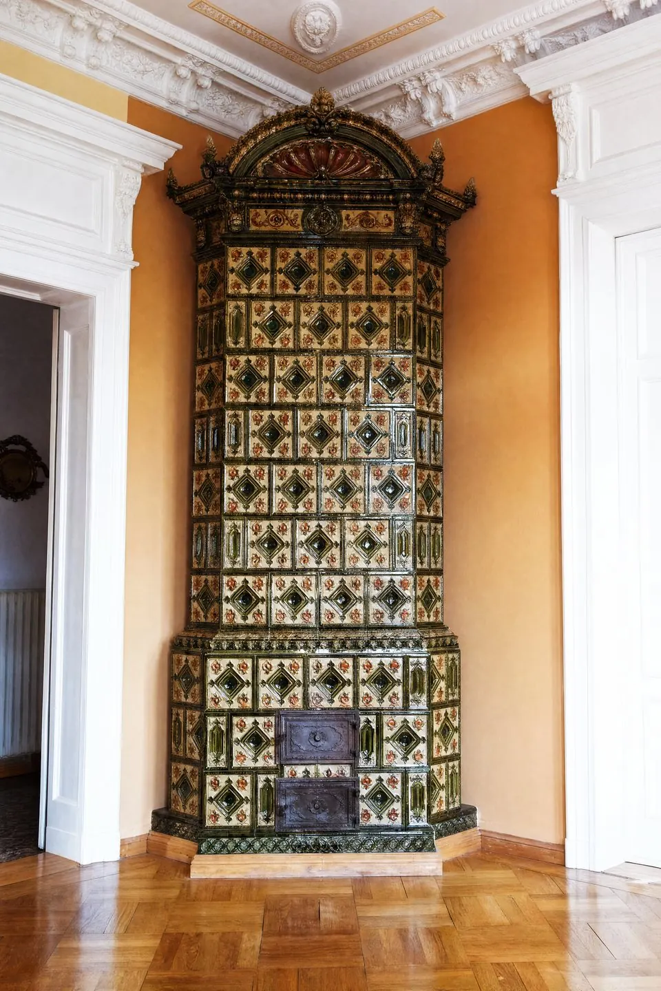 Historischer Kachelofen mit blau-weißen Ornamentkacheln