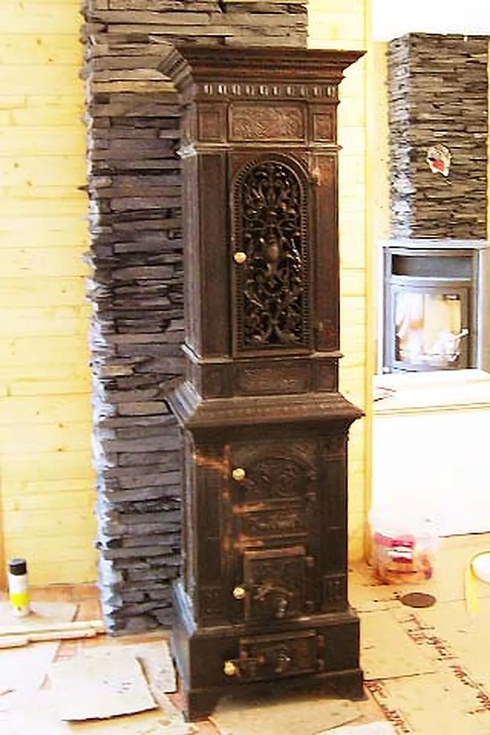 Kaminofen mit Schieferverkleidung